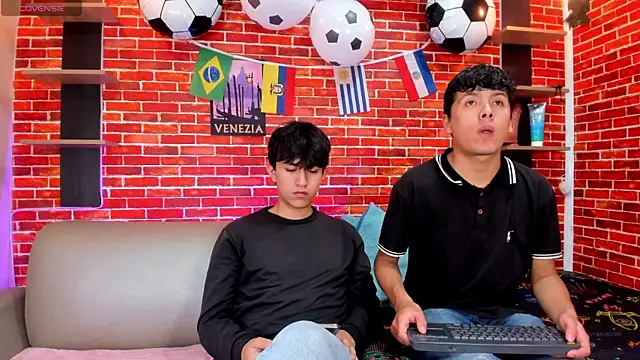Hoot boyss  online show from June 2026 07:52:02 PM