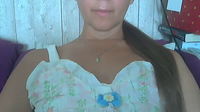 Snapshot of Bella--White chatting on June 2026 06:40:02 AM Bella--White online show from June 2026 06:40:02 AM