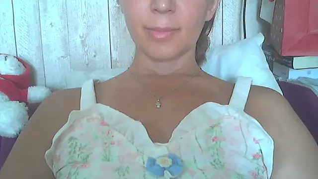 Snapshot of Bella--White chatting on June 2026 07:24:01 AM Bella--White online show from June 2026 07:24:01 AM