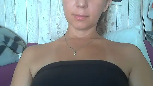 Snapshot of Bella--White chatting on July 2026 06:59:02 AM Bella--White online show from July 2026 06:59:02 AM
