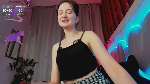 SummerLilaa online show from June 2026 01:33:01 PM