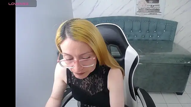 aliz t online show from May 2026 04:20:02 AM