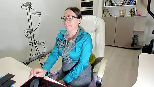 Snapshot of Vika73 chatting on November 2025 04:11:02 AM Vika73 online show from November 2025 04:11:02 AM