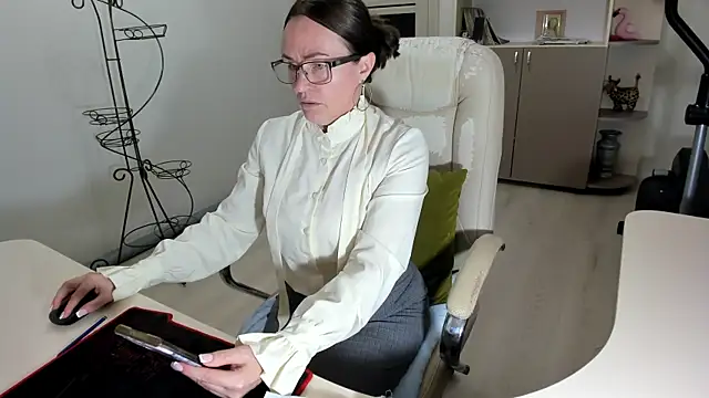 Snapshot of Vika73 chatting on November 2025 04:17:02 PM Vika73 online show from November 2025 04:17:02 PM