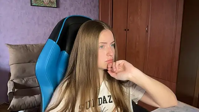 Snapshot of SilkSinner_ chatting on June 2026 11:36:02 AM SilkSinner online show from June 2026 11:36:02 AM