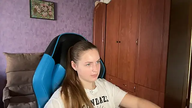 Snapshot of SilkSinner_ chatting on June 2026 10:52:02 AM SilkSinner online show from June 2026 10:52:02 AM