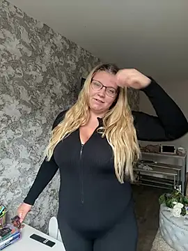Snapshot of LucieLouBabe chatting on July 2026 10:39:02 AM LucieLouBabe online show from July 2026 10:39:02 AM