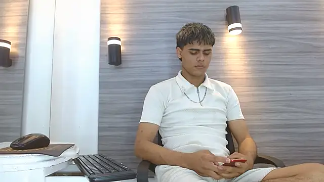 Snapshot of LeleHott01 chatting on June 2026 02:32:02 AM LeleHott01 online show from June 2026 02:32:02 AM
