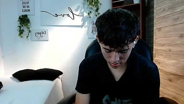 Snapshot of Ryan_grayx chatting on June 2026 02:43:01 PM Ryan grayx online show from June 2026 02:43:01 PM