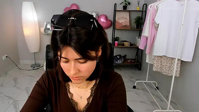 Snapshot of Barbara_Little chatting on May 2026 12:24:02 PM Barbara Little online show from May 2026 12:24:02 PM