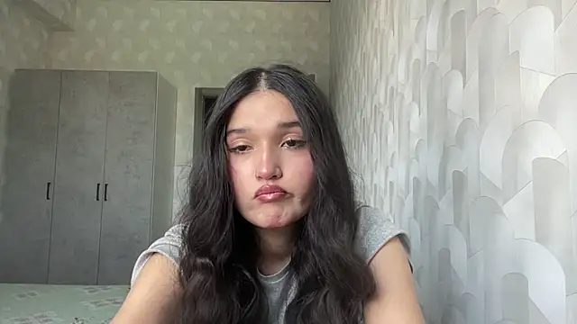 Snapshot of LisetteParajon chatting on June 2026 05:05:01 AM LisetteParajon online show from June 2026 05:05:01 AM