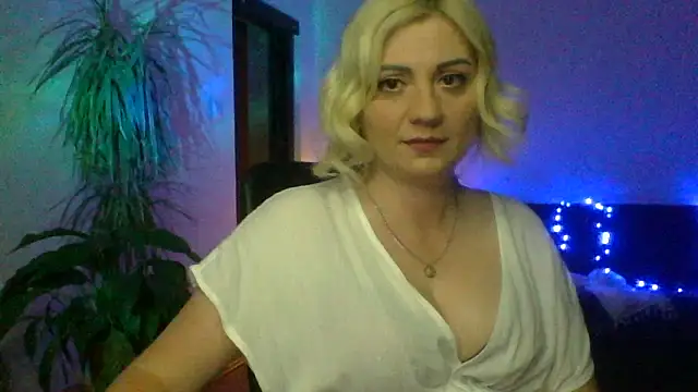 LunaaKiss online show from June 2026 08:44:02 PM