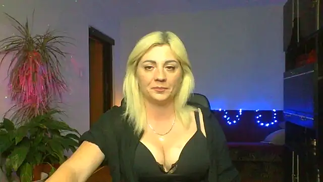 LunaaKiss online show from July 2026 07:43:01 PM