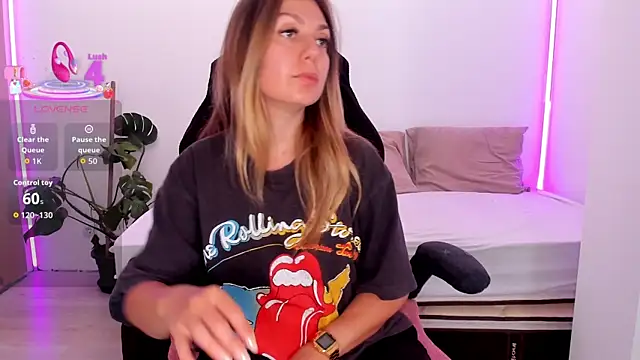 LindaWhite  online show from September 2025 04:08:02 PM