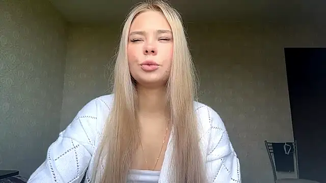Snapshot of Cary_blonde chatting on June 2026 05:19:02 AM Cary blonde online show from June 2026 05:19:02 AM