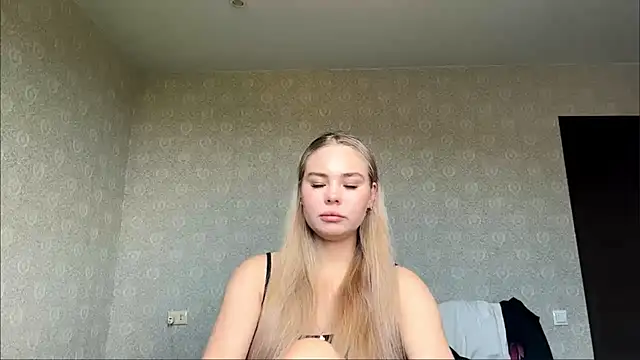 Snapshot of Cary_blonde chatting on June 2026 06:04:02 AM Cary blonde online show from June 2026 06:04:02 AM