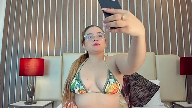 Snapshot of tiffany_bell chatting on June 2026 08:08:01 PM tiffany bell online show from June 2026 08:08:01 PM