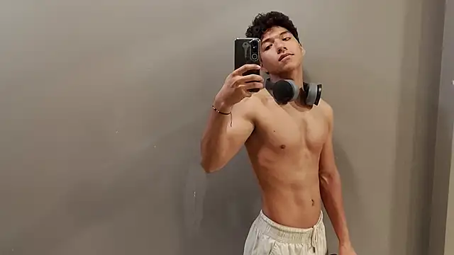 Snapshot of Maximiliano_Young chatting on July 2026 12:51:02 PM Maximiliano Young online show from July 2026 12:51:02 PM