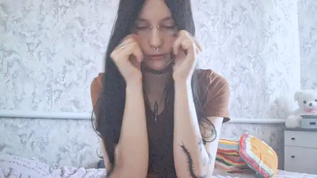 KrissyHiott online show from June 2026 04:09:01 AM