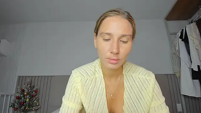 Snapshot of SofiClimbing chatting on December 2025 03:01:02 AM SofiClimbing online show from December 2025 03:01:02 AM