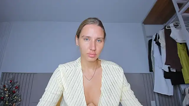 Snapshot of SofiClimbing chatting on December 2025 01:22:02 AM SofiClimbing online show from December 2025 01:22:02 AM