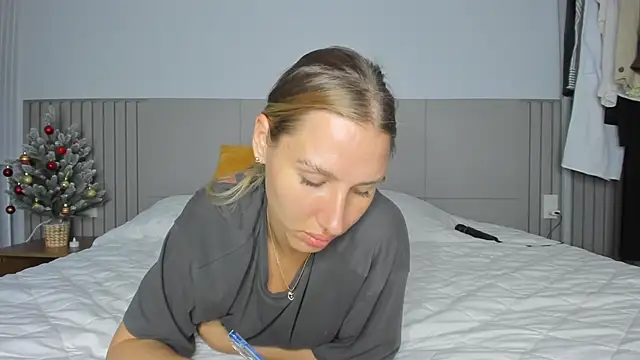 Snapshot of SofiClimbing chatting on December 2025 10:02:02 AM SofiClimbing online show from December 2025 10:02:02 AM