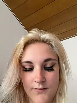 Snapshot of Viviluu_Offiziell chatting on June 2026 02:33:01 PM Viviluu Offiziell online show from June 2026 02:33:01 PM