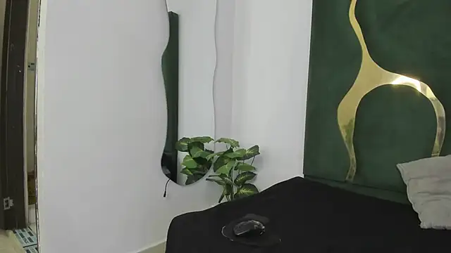 Snapshot of Mila_petiteasm chatting on June 2026 12:33:01 PM Mila petiteasm online show from June 2026 12:33:01 PM