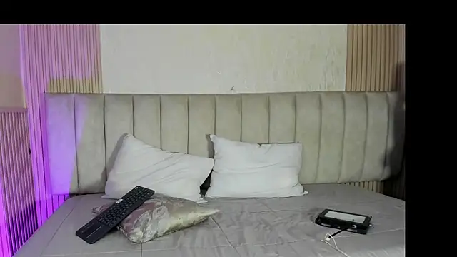 Snapshot of julimonroe_ chatting on June 2026 01:32:01 AM julimonroe online show from June 2026 01:32:01 AM