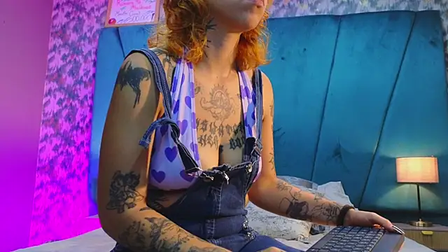 Snapshot of julimonroe_ chatting on July 2026 04:08:01 AM julimonroe online show from July 2026 04:08:01 AM