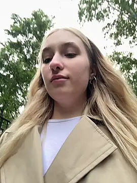 Snapshot of Polly_Pop chatting on June 2026 04:17:02 PM Polly Pop online show from June 2026 04:17:02 PM