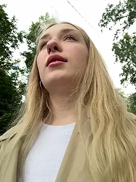 Snapshot of Polly_Pop chatting on June 2026 04:33:01 PM Polly Pop online show from June 2026 04:33:01 PM