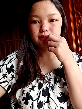 Snapshot of Linna-bae chatting on July 2026 02:05:02 AM Linna-bae online show from July 2026 02:05:02 AM