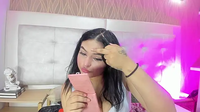 Snapshot of NaomiWhite_ chatting on July 2026 08:12:02 PM NaomiWhite online show from July 2026 08:12:02 PM