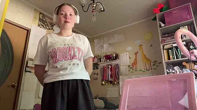 Snapshot of Aileyn chatting on June 2026 08:18:02 AM Aileyn online show from June 2026 08:18:02 AM