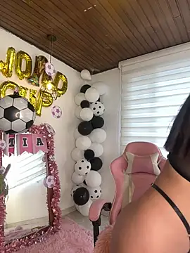 mia zafirr online show from June 2026 09:07:02 PM