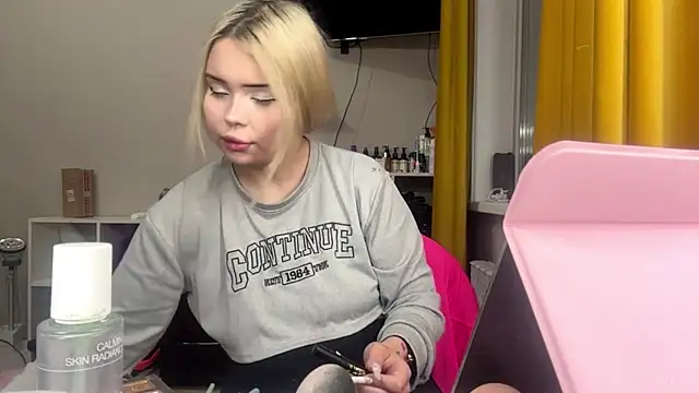 moonluv33 online show from June 2026 01:25:02 PM