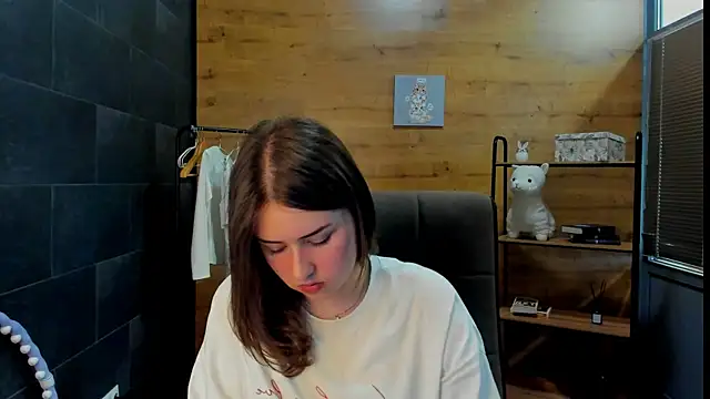 PaulineeJones online show from June 2026 09:10:02 AM