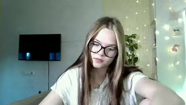 Snapshot of AvrilGillig chatting on June 2026 01:04:02 PM AvrilGillig online show from June 2026 01:04:02 PM