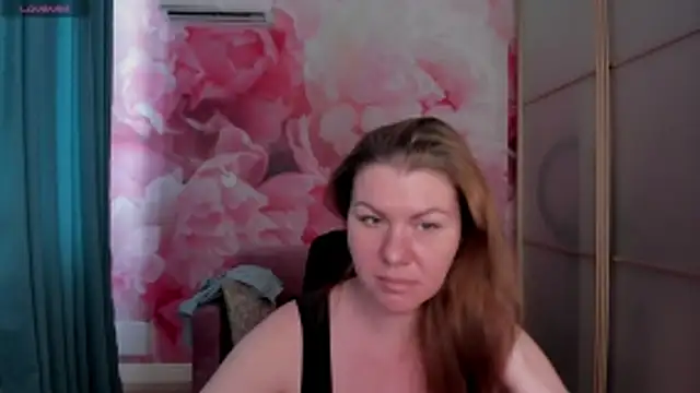 Snapshot of LunaKissesx chatting on June 2026 11:19:05 AM LunaKissesx online show from June 2026 11:19:05 AM