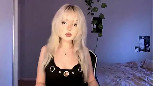 Snapshot of Velvets_Vixens01 chatting on June 2026 05:45:01 PM Velvets Vixens01 online show from June 2026 05:45:01 PM