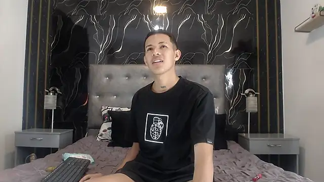 Snapshot of PhillipCoxx chatting on June 2026 03:07:02 AM PhillipCoxx online show from June 2026 03:07:02 AM