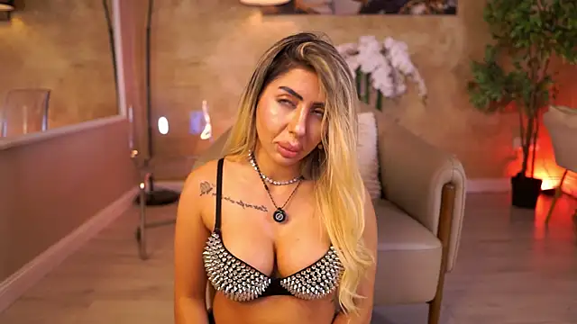 Snapshot of LucyyRosse chatting on June 2026 08:17:01 AM LucyyRosse online show from June 2026 08:17:01 AM