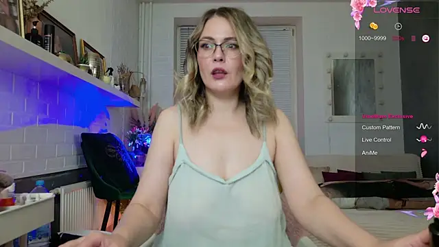 Snapshot of BeautyeyesLovely chatting on December 2025 11:21:01 PM BeautyeyesLovely online show from December 2025 11:21:01 PM