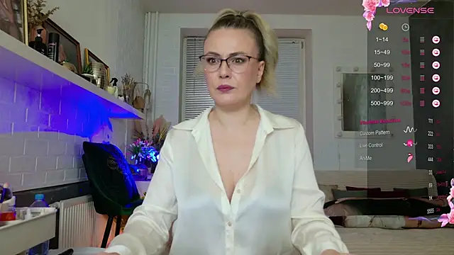 Snapshot of BeautyeyesLovely chatting on December 2025 03:58:02 AM BeautyeyesLovely online show from December 2025 03:58:02 AM