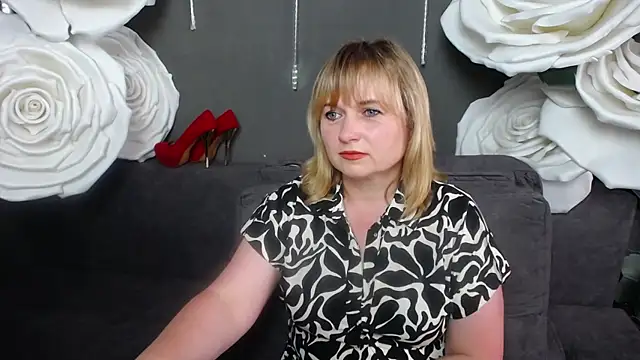 KiraSmiling online show from July 2026 10:54:01 AM