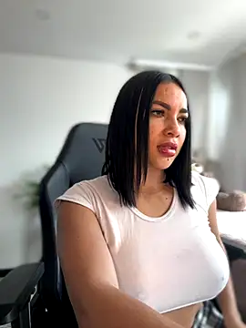 Snapshot of HannaBeckett chatting on November 2025 12:27:02 PM HannaBeckett online show from November 2025 12:27:02 PM