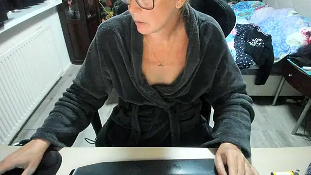 Snapshot of minoesje37 chatting on September 2025 07:19:02 PM minoesje37 online show from September 2025 07:19:02 PM