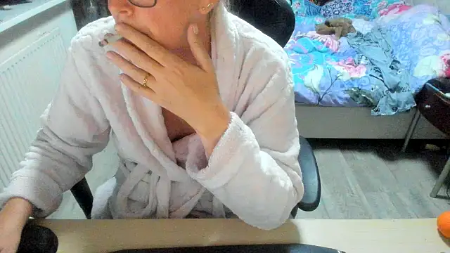 Snapshot of minoesje37 chatting on October 2025 07:11:02 PM minoesje37 online show from October 2025 07:11:02 PM