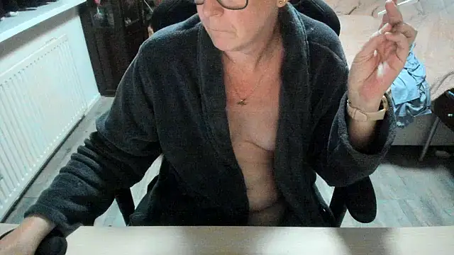 Snapshot of minoesje37 chatting on November 2025 08:43:02 PM minoesje37 online show from November 2025 08:43:02 PM